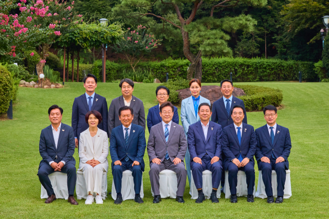 이재명 대통령이 20일 서울 한남동 관저에서 더불어민주당 정청래 대표, 김병기 원내대표 등 지도부와 만찬 전 기념 촬영을 하고 있다. 연합뉴스