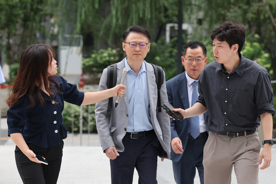 자본시장법상 부정거래행위 등 혐의를 받는 웰바이오텍 전 대표 구모씨가 지난달 13일 윤석열 전 대통령 배우자 김건희 여사와 관련한 의혹들을 수사하는 민중기 특별검사팀 사무실이 마련된 서울 종로구 KT광화문빌딩으로 출석하고 있다. 연합뉴스