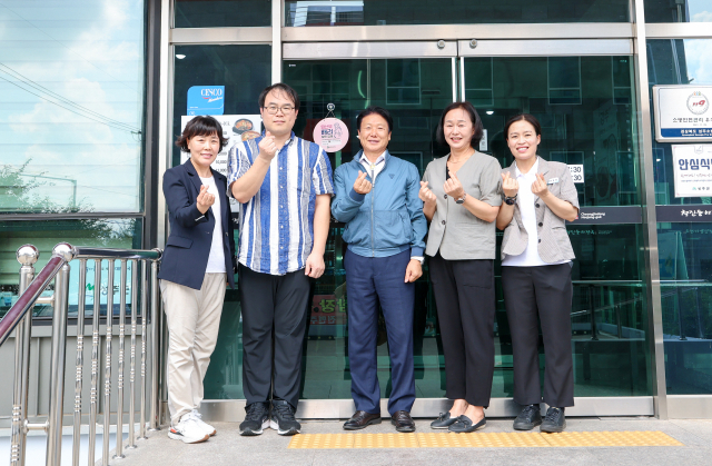 이병환 성주군수와 성주읍 청진동해장국감자탕 대표, 성주군보건소 관계자들이 