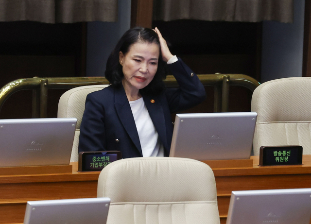 이진숙 방송통신위원장이 21일 방송문화진흥회법 일부개정법률안 표결을 앞둔 서울 여의도 국회 본회의장에 참석해 있다. 연합뉴스