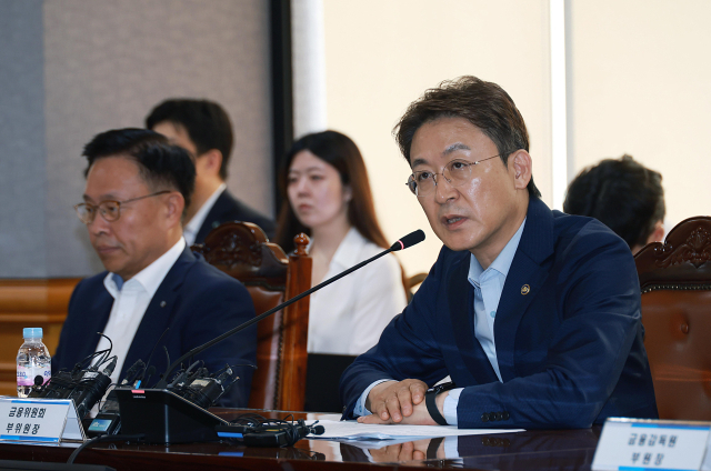 권대영 금융위원회 부위원장(오른쪽)이 21일 오전 서울 중구 은행회관에서 5대 시중은행, 정책금융기관 등과 개최한 석유화학 사업재편을 위한 간담회에서 석유화학산업의 현황과 업계의 사업재편방향을 공유하고, 금융지원에 대한 원칙을 논의했다. 금융위