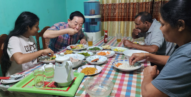 맛있게 음식을 준비한 스리랑카 일상 식을 가족들과 함께 손으로 먹으니, 더 맛 나는 것 같았다.
