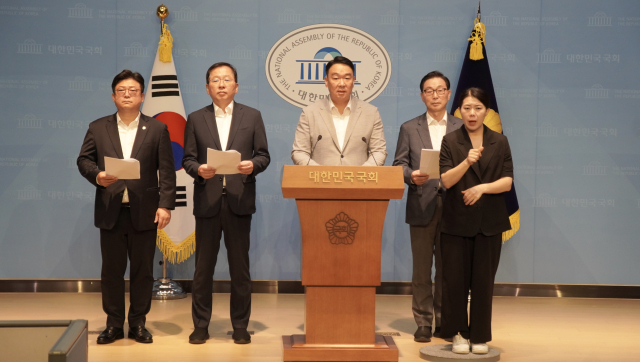 국회 농림축산식품해양수산위원회 국민의힘 위원들이 21일 국회 소통관에서 기자회견을 열어 한미 정상회담과 관련한 공동성명서를 발표하고 있다. 정희용 국민의힘 의원실(고령성주칠곡) 제공