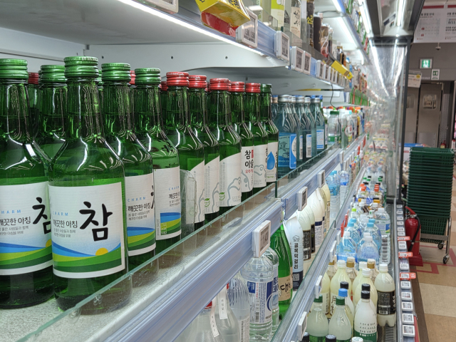 내수경기 부진 등의 영향으로 국내 주류시장이 성장 둔화세를 보이고 있다. 21일 대구 중구의 한 유통업체에 소주 제품들이 진열돼 있다. 정은빈 기자