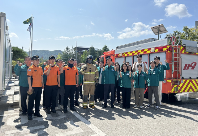 경상북도청송교육지원청은 21일 청송소방서와 함께 전 교직원이 참여하는 화재대피 합동 소방훈련을 진행했다. 청송교육지원청 제공