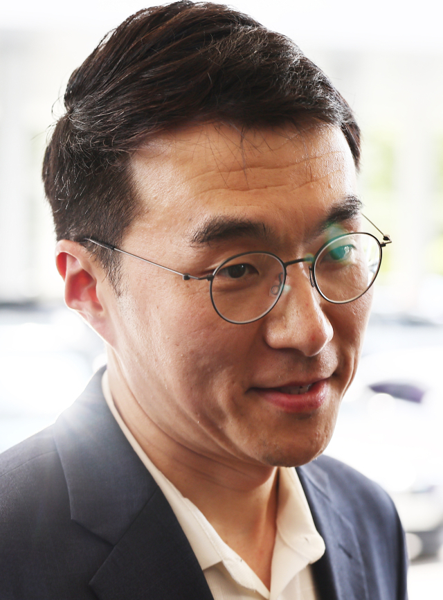 거액의 가상자산(코인) 보유 사실을 숨기려 국회에 허위 재산 신고를 한 혐의로 기소됐다 1심에서 무죄를 선고받은 김남국 전 의원이 21일 서울 양천구 서울남부지방법원에서 열린 2심 선고에 출석하고 있다. 연합뉴스
