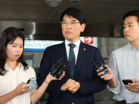 '보좌관 성추행' 박완주 전 민주당 의원, 2심도 징역 1년
