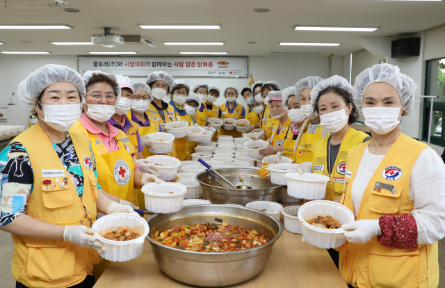 적십자 봉사원들이 ㈜풀토래가 후원한 닭고기로 삼계탕‧닭볶음탕 등 여름 건강식을 조리한 뒤 기념촬영을 하고 있다. 대한적십자사 대구지사 제공