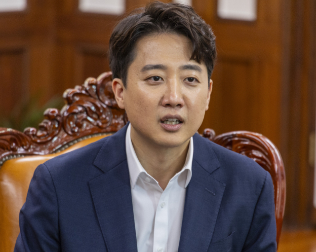 개혁신당 이준석 대표가 19일 취임 인사차 우원식 국회의장을 예방해 의장 집무실에서 환담하고 있다. 연합뉴스