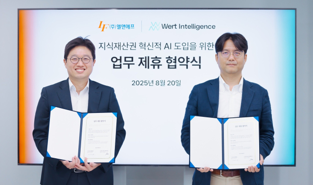 지난 20일 서울 워트인텔리전스 본사에서 윤정호(왼쪽) 워트인텔리전스 대표이사와 엘앤에프 전상훈 소재개발연구소장이 업무협약 체결 후 기념촬영을 하고 있다. 엘앤에프 제공