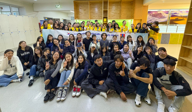 한달빛글로컬보건연합대학 봉사단과 몽골 울란바토르 제21공립학교 학생들이 활동을 마치고 기념촬영을 하고 있다. 대구보건대 제공