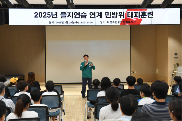 정종복 기장군수가 지난 20일 오후 다행복한종합사회복지관에서 주민들에게 을지연습 연계 민방위 대피훈련에 대해 설명하고 있다. [사진=기장군]