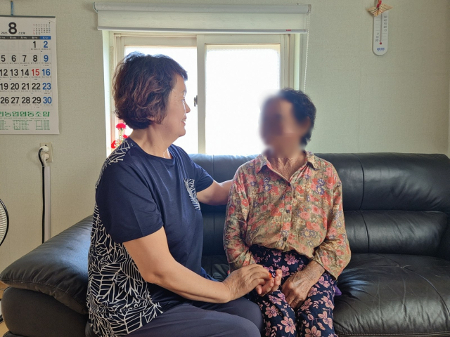 의성군 안계노인복지관 소속 생활지원사 황병남 씨가 노인맞춤돌봄서비스 대상인 한 어르신과 대화하고 있다. 황 씨는 폭염 속에 밭에 쓰러져 있던 전모(84) 씨를 발견해 119에 신고했다. 의성군 제공.