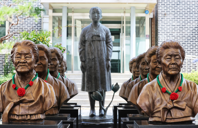 21일 경기도 광주시 나눔의 집에 고인이 된 일본군 위안부 피해자 할머니들의 흉상이 세워져 있다. 취임 후 첫 일본 방문을 앞둔 이재명 대통령이 일본 언론과 인터뷰를 갖고 과거 위안부 합의, 징용 배상 문제에 대해 
