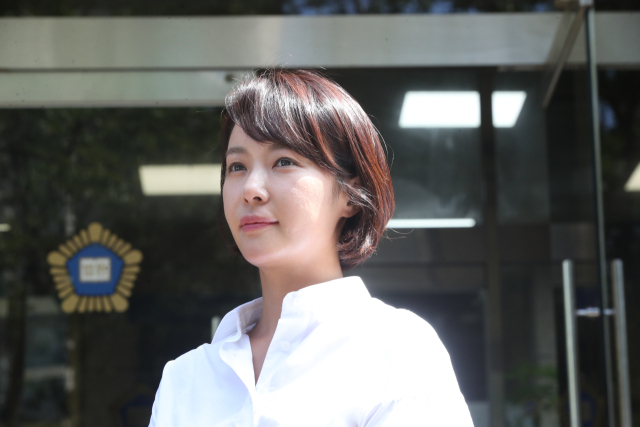 특정경제범죄 가중 처벌 등에 관한 법률 위반(횡령) 혐의로 기소된 배우 황정음이 21일 결심 공판에서 징역 3년을 구형받고 법원을 나오면서 취재진 질문을 받고 있다. 연합뉴스