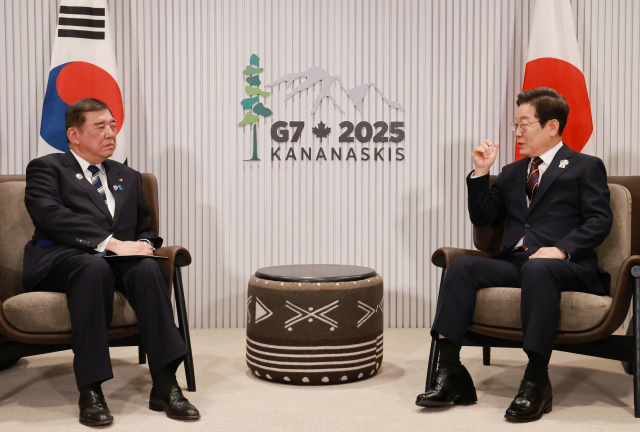 이재명(오른쪽) 대통령과 이시바 시게루 일본 총리가 지난 6월 캐나다 주요 7개국(G7) 정상회의장에서 회담하는 모습. 연합뉴스