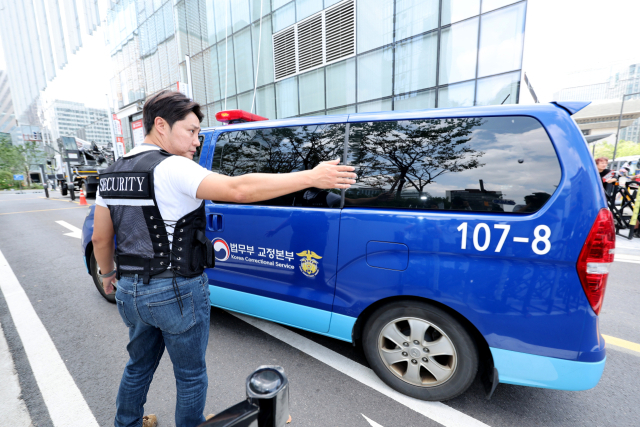김건희가 탑승한 호송차가 21일 김건희 여사 관련 의혹들을 수사하는 민중기 특별검사팀 사무실이 마련된 서울 종로구 KT광화문빌딩으로 들어가고 있다. 연합뉴스