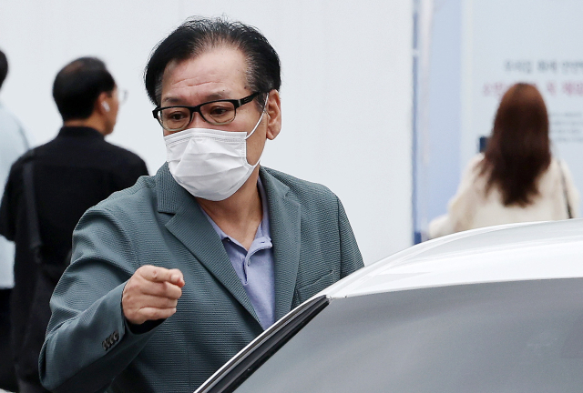 영장심사를 포기한 건진법사 전성배 씨가 21일 민중기 특별검사팀 사무실이 마련된 서울 종로구 KT 광화문빌딩 웨스트에서 대기하기 위해 출석하고 있다. 전 씨는 이날 오전 10시 30분에 영장실질심사를 받을 예정이었지만 심사 포기 의사를 밝혔다. 연합뉴스