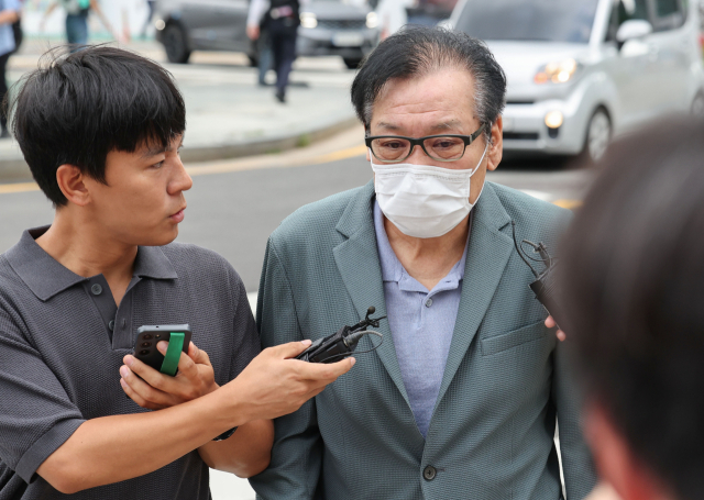 영장심사를 포기한 건진법사 전성배 씨가 21일 민중기 특별검사팀 사무실이 마련된 서울 종로구 KT 광화문빌딩 웨스트에서 대기하기 위해 출석하고 있다. 전 씨는 이날 오전 10시 30분에 영장실질심사를 받을 예정이었지만 심사 포기 의사를 밝혔다. 연합뉴스