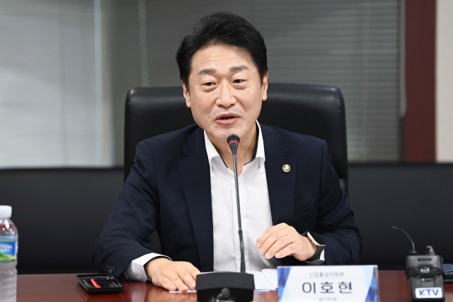 이호현 산업통상자원부 2차관이 8일 서울 종로구 한국무역보험공사에서 열린 차세대 전력망 추진단 1차 회의를 주재하고 있다. 연합뉴스