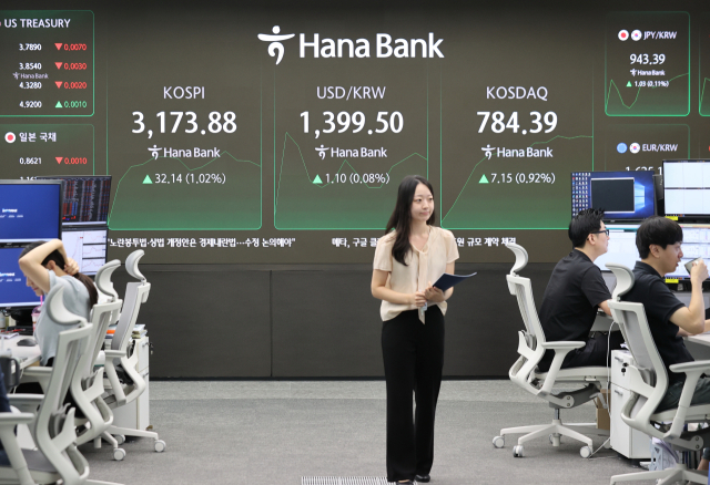 연합뉴스) 이재희 기자 = 22일 서울 중구 하나은행 본점 딜링룸에서 직원들이 업무를 보고 있다. 이날 코스피는 전장보다 23.67포인트 오른 3,165.41로, 원/달러 환율은 1.6원 오른 1,400.0원으로 시작했다. 연합뉴스