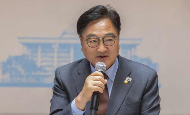 우원식 국회의장이 13일 국회 사랑재에서 광복 80주년을 맞이해 열린 반민특위 유족 초청 오찬에서 인사말을 하고 있다. 연합뉴스