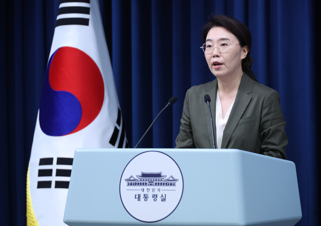 강유정 대변인이 19일 용산 대통령실 기자회견장에서 이재명 대통령의 경제단체 및 기업인 간담회 관련 브리핑을 하고 있다. 연합뉴스