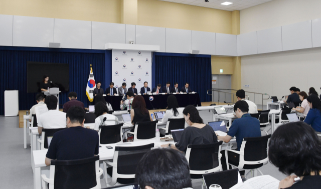 윤인대 기획재정부 차관보가 19일 정부세종청사 중앙동에서 열린 