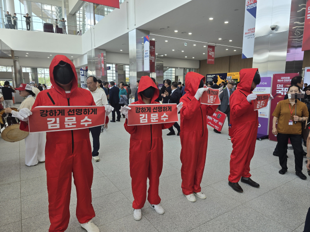 22일 국민의힘 전당대회가 열리는 충북 청주 오스코에서는 각 후보별 지지자들이 열띤 응원전을 펼치고 있었다. 박성현 기자