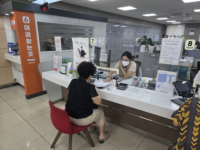 지난 21일 오전 10시쯤 대구 서구청 1층 민원실. 여권 창구를 찾은 민원인에게 공무원이 장기기증 희망등록을 안내하고 있다. 임재환 기자