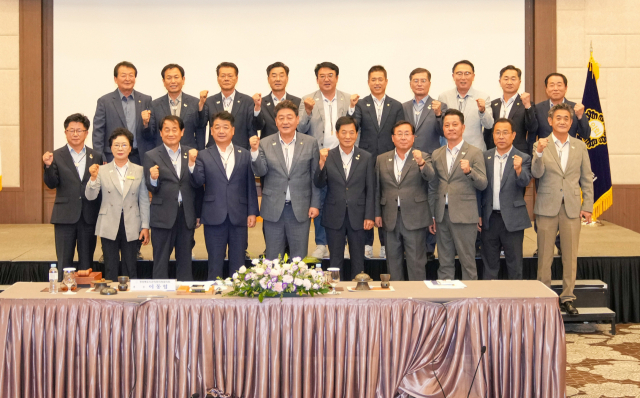 21일 경주 힐튼호텔에서 경북시군의회의장협의회 제337차 월례회를 개최한 후 기념사진을 촬영하고 있다.경주시의회 제공