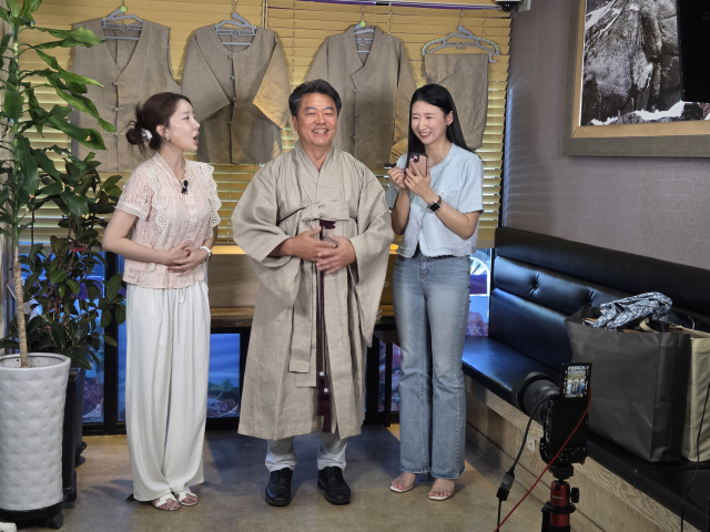 산불 피해 지역 소상공인들을 돕기 위해 MG새마을금고와 경북도가 함께한 라이브커머스 현장. 실시간으로 소비자와 소통하며 판매가 이뤄지고 있다. 위덕대 산학협력단 제공