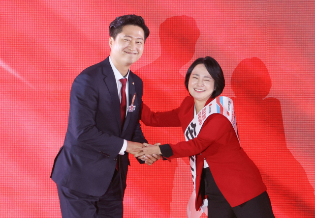 22일 충북 청주시 흥덕구 청주오스코에서 열린 국민의힘 제6차 전당대회에서 청년 최고위원에 당선된 우재준 후보(왼쪽)가 손수조 후보의 축하를 받고 있다. 연합뉴스