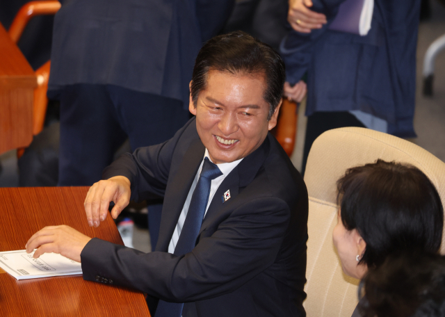22일 서울 여의도 국회 본회의에서 더불어민주당 정청래 대표가 의원들과 대화하고 있다. 연합뉴스
