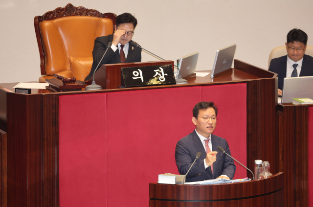 국민의힘 김형동 의원이 23일 서울 여의도 국회 본회의에서 노란봉투법(노동조합 및 노동관계조정법 일부개정법률안)에 대한 무제한 토론을 하고 있다. 연합뉴스