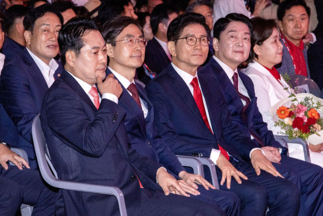 국민의힘 장동혁(왼쪽부터), 조경태, 김문수, 안철수 당대표 후보가 22일 오후 충북 청주시 오스코에서 열린 제6차 전당대회에서 개표 결과를 기다리고 있다. 연합뉴스