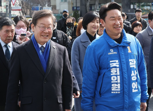 지난해 3월 이재명 당시 당 대표와 선거 운동 중인 곽상언 당시 후보. 연합뉴스