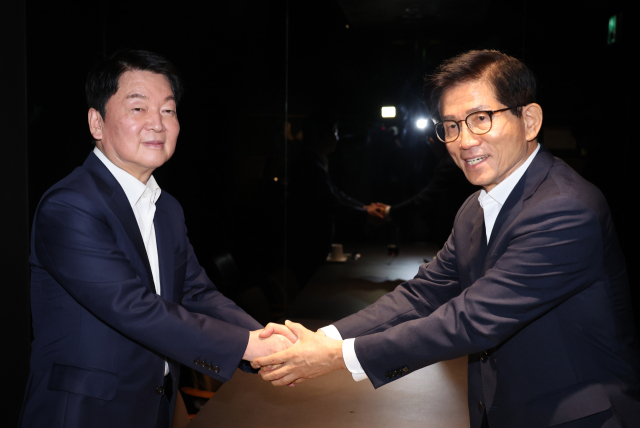 국민의힘 김문수 당 대표 후보와 안철수 의원이 23일 서울 여의도의 한 식당에서 만나고 있다. 연합뉴스