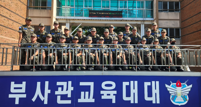 영진전문대 제11기 공군 부사관학군단 예비후보생이 하계 입영훈련을 성공적으로 마치고 기념 촬영을 하고 있다. 영진전문대 제공