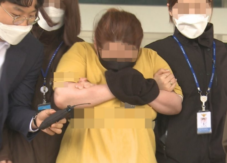 2020년 6월 3일 의붓아들을 여행용 가방에 가둬 심정지 상태에 이르게 한 의붓어머니가 3일 영장 실질심사를 위해 대전지방법원 천안지원으로 들어서고 있다. /연합뉴스TV