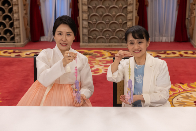김혜경 여사와 이시바 시게루 일본 총리의 부인 이시바 요시코 여사가 23일 일본 도쿄 총리 관저에서 친교 일정으로 한일 양국의 전통 매듭 만들기 체험을 하며 기념촬영을 하고 있다. 연합뉴스