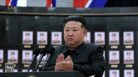 北, 신형 지대공미사일 시험 사격…김정은 참관