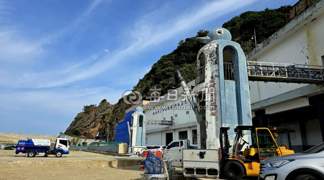 경북 울릉도 저동항 냉동공장 앞에 설치된 팽귄 구조물. 철거를 앞두고 있어 오랫동안 도색을 하지 않아 흉물스럽다. 조준호 기자