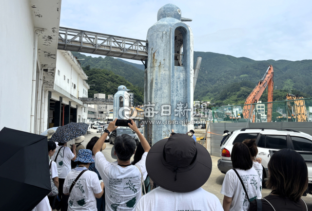 경북 울릉도 저동항 냉동공장 앞에 설치된 펭귄 구조물. 울릉도를 찾은 관광객이 펭귄 구조물을 보면 촬영하고 있다. 김민정씨 제공