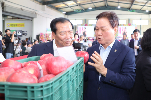 거창 홍로사과 초매식에 참석한 박완수 도지사(사진 우)와 구인모 거창군수. 경남도 제공