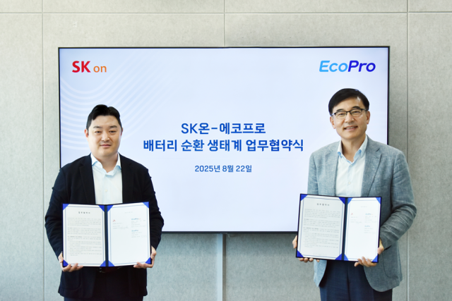 박석회 에코프로씨엔지 대표(오른쪽)와 이경민 SK온 사업개발실장이 22일 에코프로 서울사무소에서 배터리 순환 생태계 업무협약을 맺고 공동발전을 약속했다. 에코프로 제공