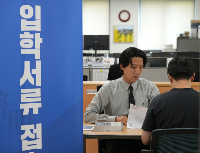 2025학년도 대학입학 수시모집 원서접수가 시작된 지난해 9월 9일 대구 계명대학교 성서캠퍼스 입학처에서 한 학생이 원서접수를 하고 있다. 매일신문 DB