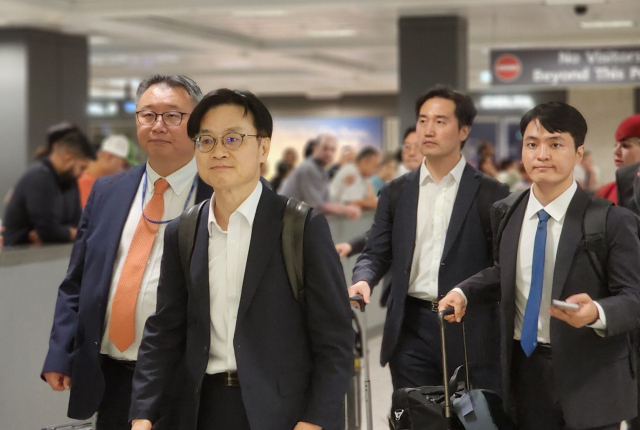 김정관 산업통상자원부 장관이 이재명 대통령과 도널드 트럼프 미국 대통령의 한미 정상회담을 사흘 앞둔 22일(현지시간) 미국 측과 정상회담 의제 사전 조율을 위해 워싱턴DC 인근 덜레스 국제공항을 통해 미국에 입국하고 있다. 연합뉴스