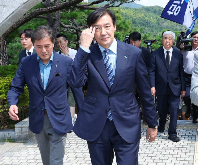조국혁신당 조국 전 대표가 24일 부산 중구 부산민주공원을 찾아 참배한 뒤 이동하고 있다. 부산민주공원은 조 전 대표가 조국혁신당 창당 선언을 한 장소다. 연합뉴스