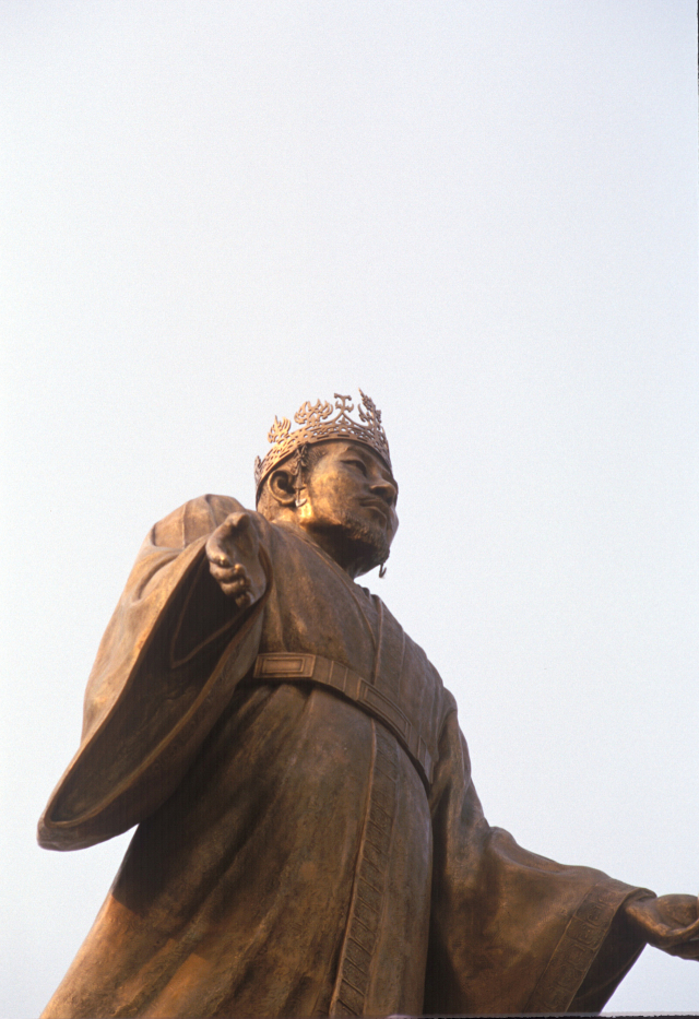 경기도 구리시에 세운 광개토태왕 동상.